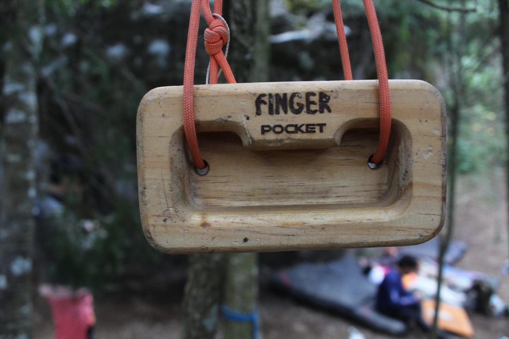 Tabla Finger Pocket colgada en el bosque
