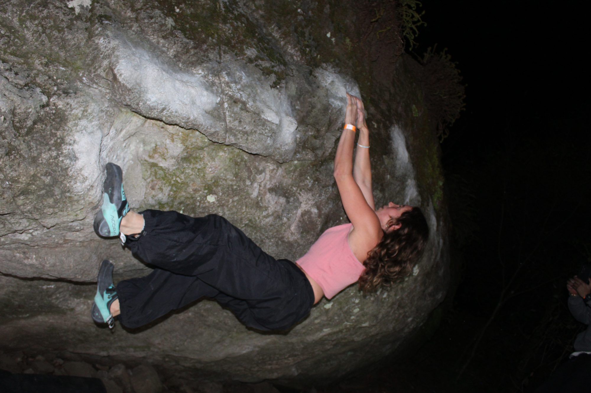 Escaladora en un techo de noche