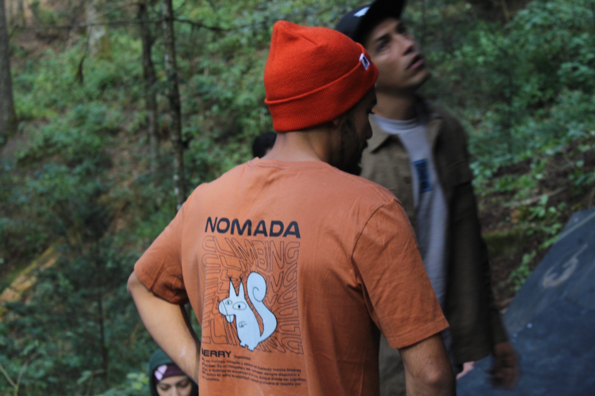 Espalda de playera naranja Nomada